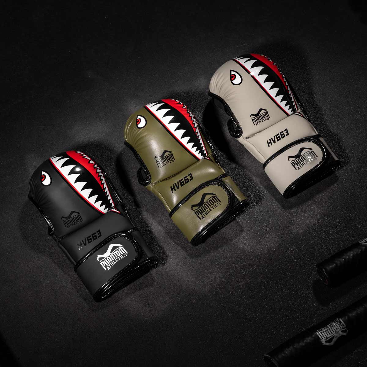 Die 3 Farbvarianten der Phantom Fight Squad MMA Sparringshandschuhe