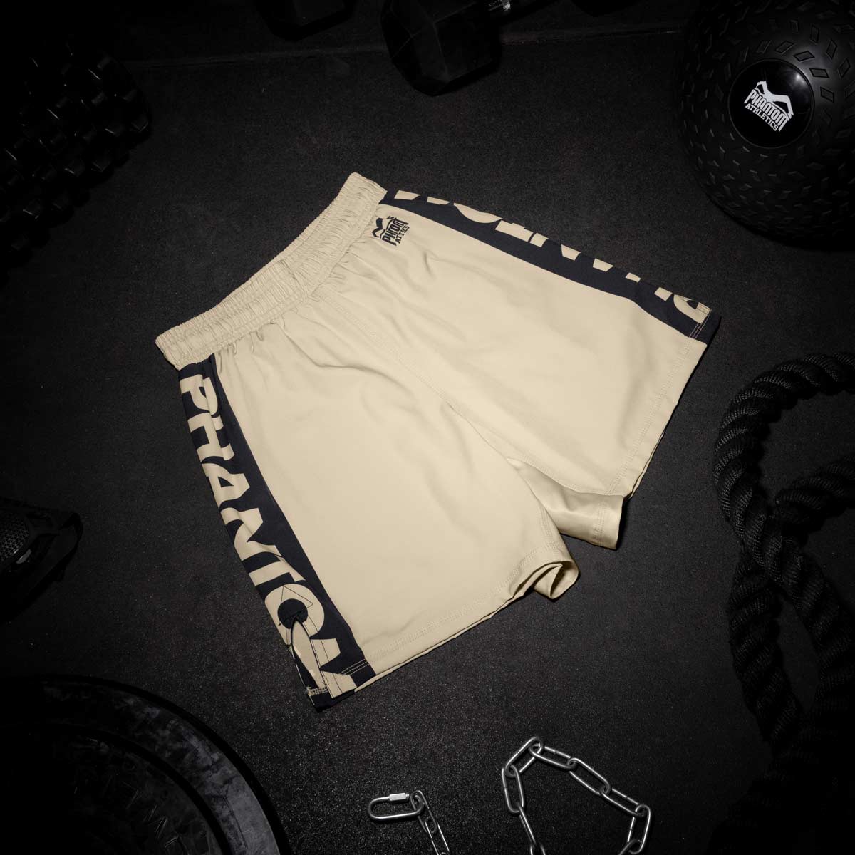 Die Phantom EVO Fightshorts sind die idealen Shorts für deinen Kampfsport. Ganz egal ob MMA, BJJ, Kickboxen oder Muay Thai. Durch das ultraleichte, elastische, reissfeste und schnelltrocknende Material bieten sie die volle Bewegungsfreiheit und maximalen Komfort, so dass du dich ganz auf deinen Fight oder dein Training konzentrieren kannst. Hier in der Farbe Sand Beige.