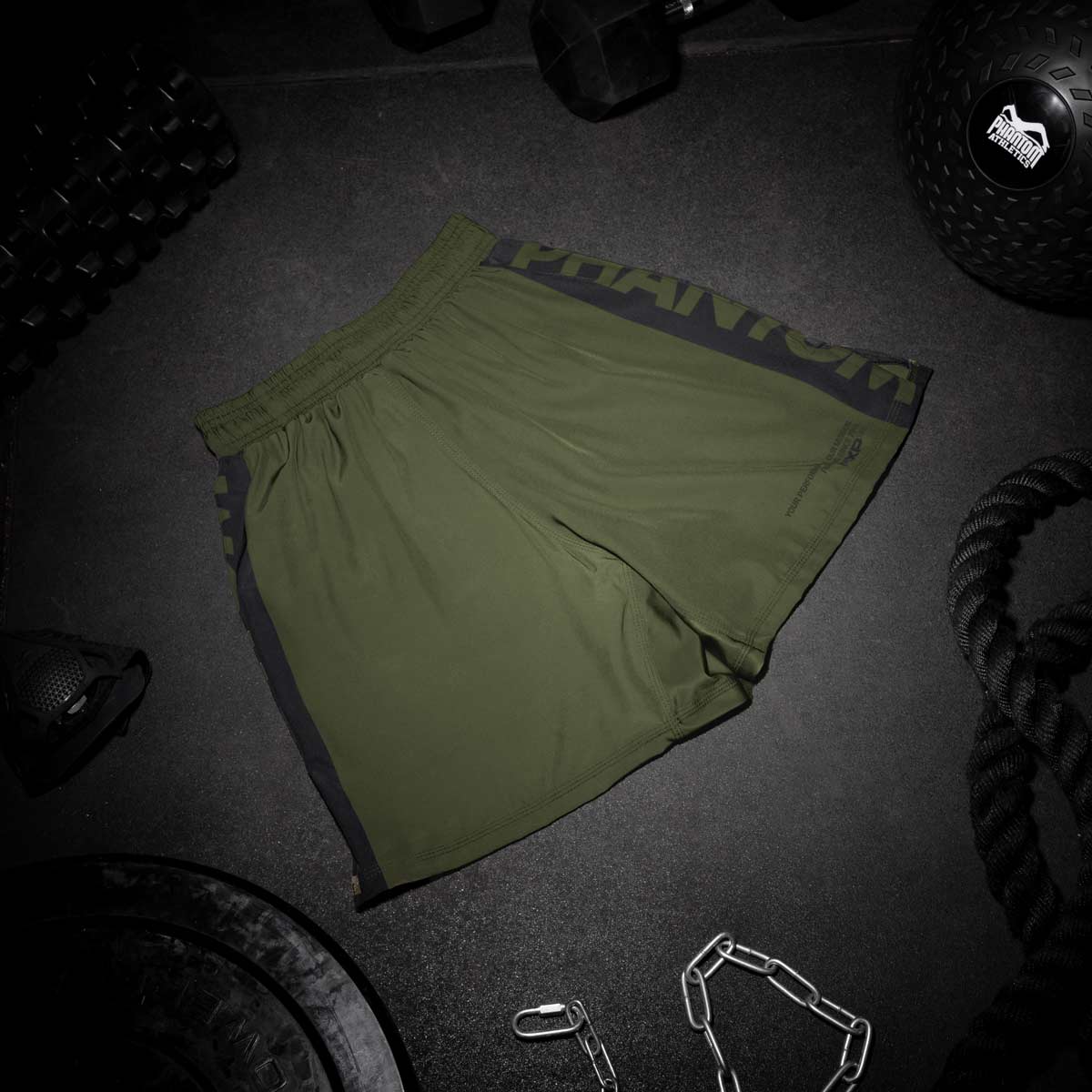 Die Phantom EVO Fightshorts sind die idealen Shorts für deinen Kampfsport. Ganz egal ob MMA, BJJ, Kickboxen oder Muay Thai. Durch das ultraleichte, elastische, reissfeste und schnelltrocknende Material bieten sie die volle Bewegungsfreiheit und maximalen Komfort, so dass du dich ganz auf deinen Fight oder dein Training konzentrieren kannst. Hier in der Farbe Army Grün