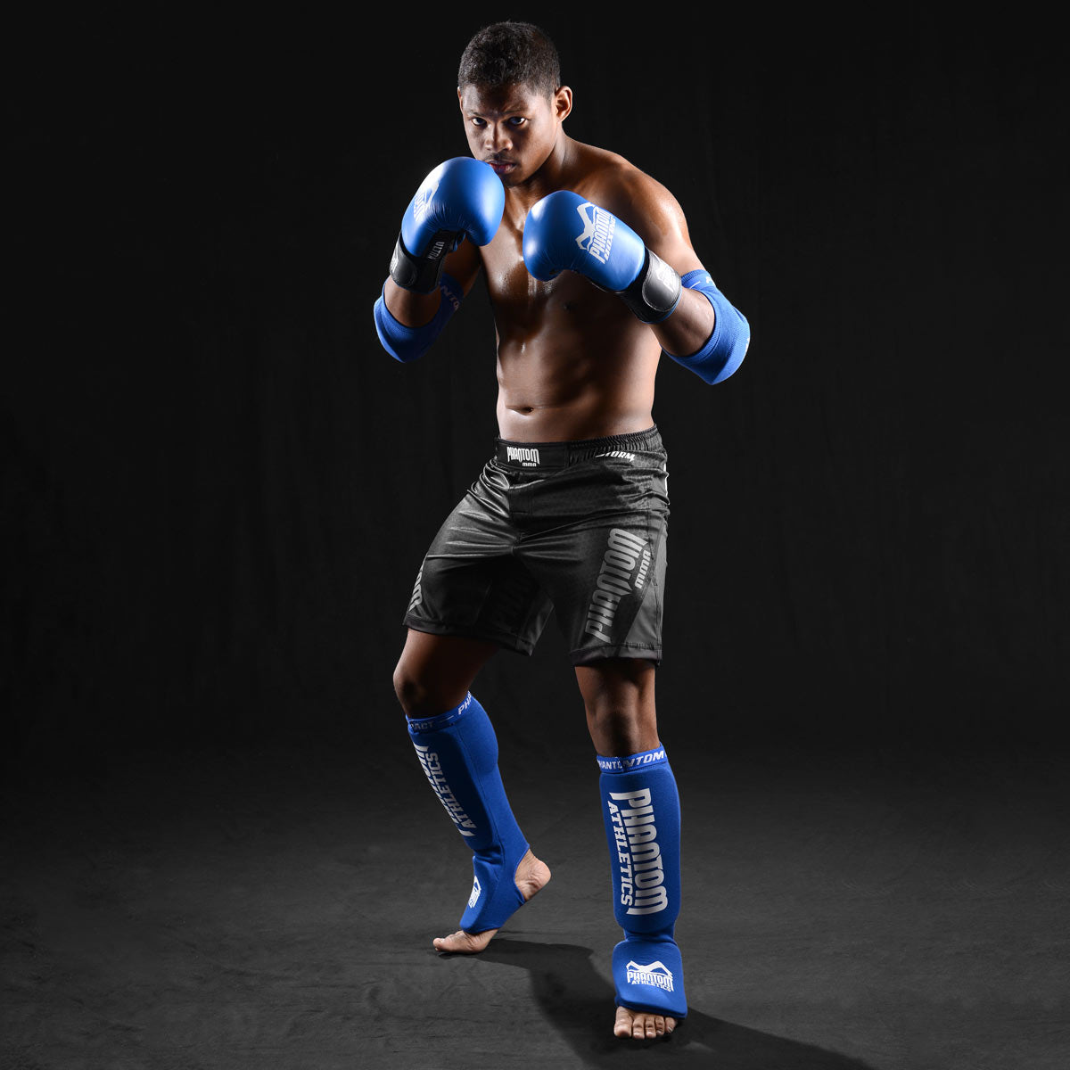 MMA Fighter im Training mit den Phantom Impact Schienbeinschonern in Blau.