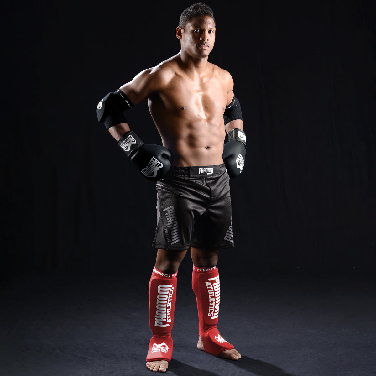 MMA Fighter im Training mit den Phantom Impact Schienbeinschonern in Rot.