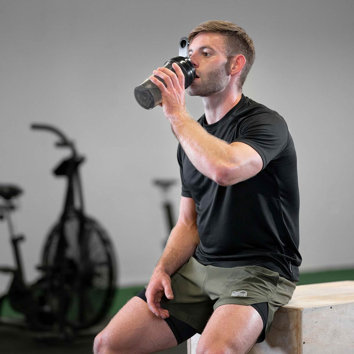 Crossfit Athlet Jakob Weber trinkt beim Training die Phantom EAA - Essentiellen Aminosäuren mit Eistee-Zitronen Geschmack.