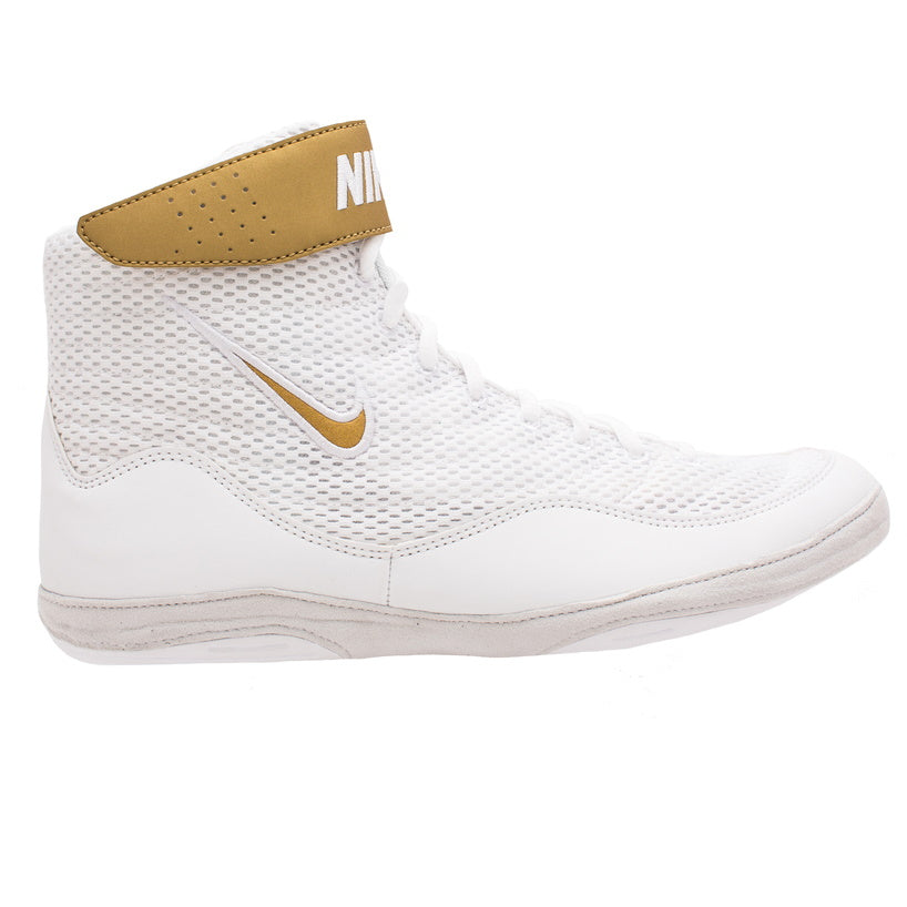 Zápasnícke topánky Nike Inflic 3. Pokročilá wrestlingová obuv pre začiatočníkov a pokročilých zápasníkov. S vysokou priľnavosťou na podložke a extra suchým zipsom na členku. Nike má skvelú kvalitu a pohodlie. Tu vo farbe biela/zlatá.