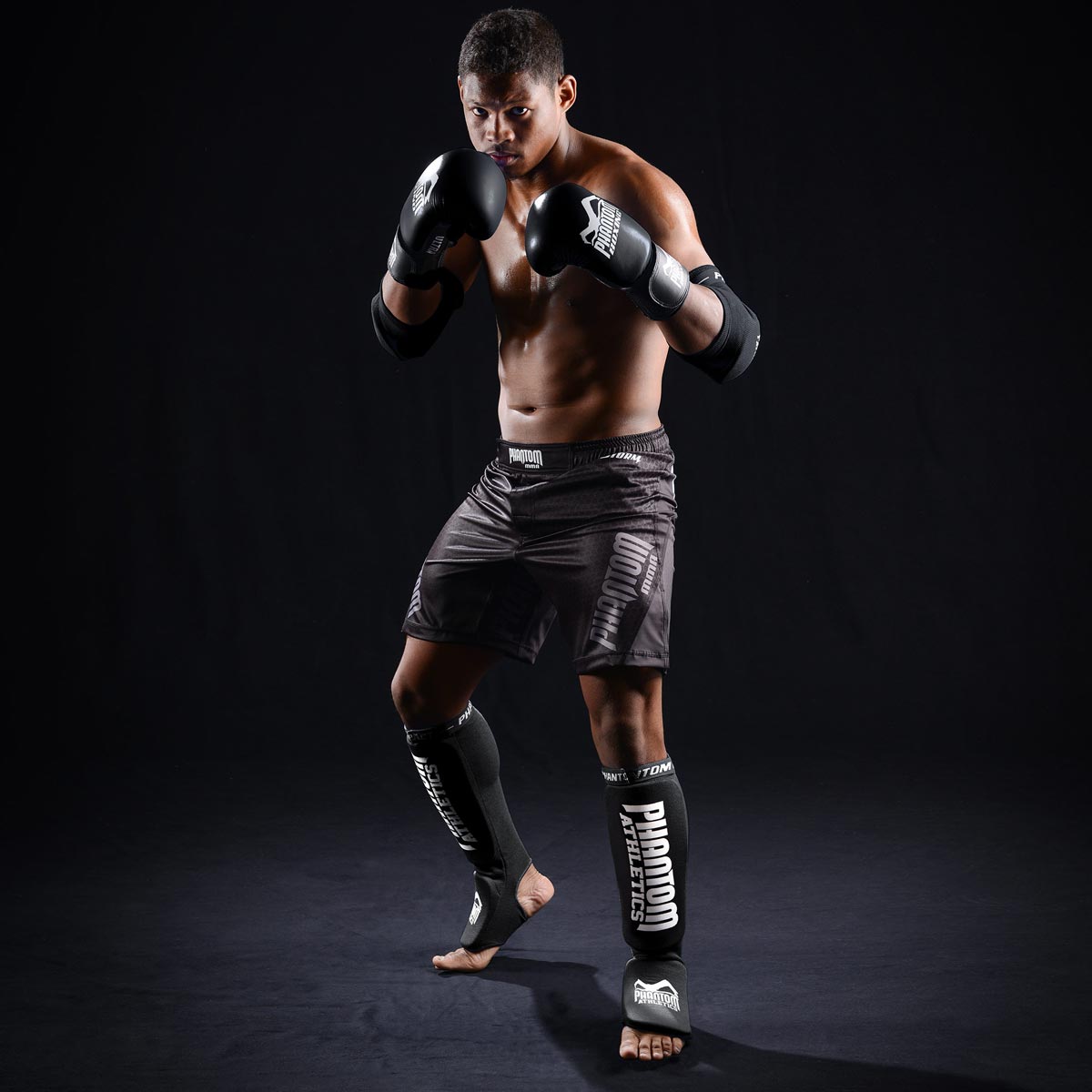 MMA Fighter Djamil Chan mit den Phantom Impact Schienbeinschützern, Phantom Fightshorts und Phantom Ultra Boxhandschuhen