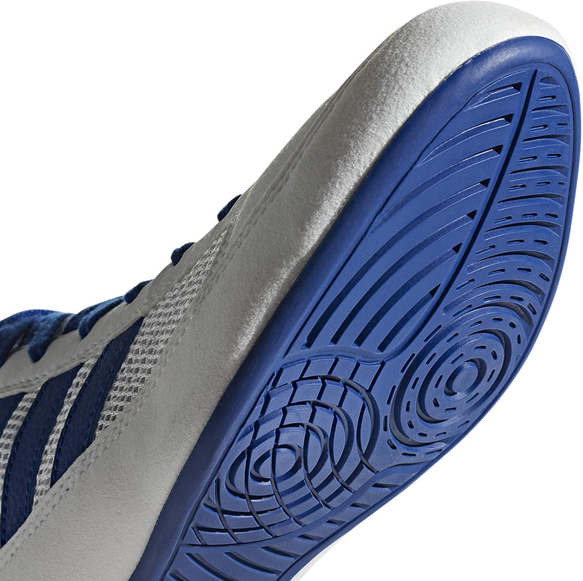 Adidas Havoc Ringerschuhe in der Farbe Weiss/Blau/Rot. Ein schlanker, minimalistischer Ringerschuh mit toller Bodenhaftung und einem extra Klettverschluss am Knöchel um die Schnürung sicher verstaut zu halten. Ideal für Training und Wettkampf.