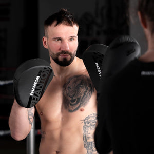 Strapazierfähige Boxing Pads von Phantom Athletics für intensives Striking-Training. Bieten maximalen Schutz und Komfort für Trainer und Kämpfer bei harten Workouts.