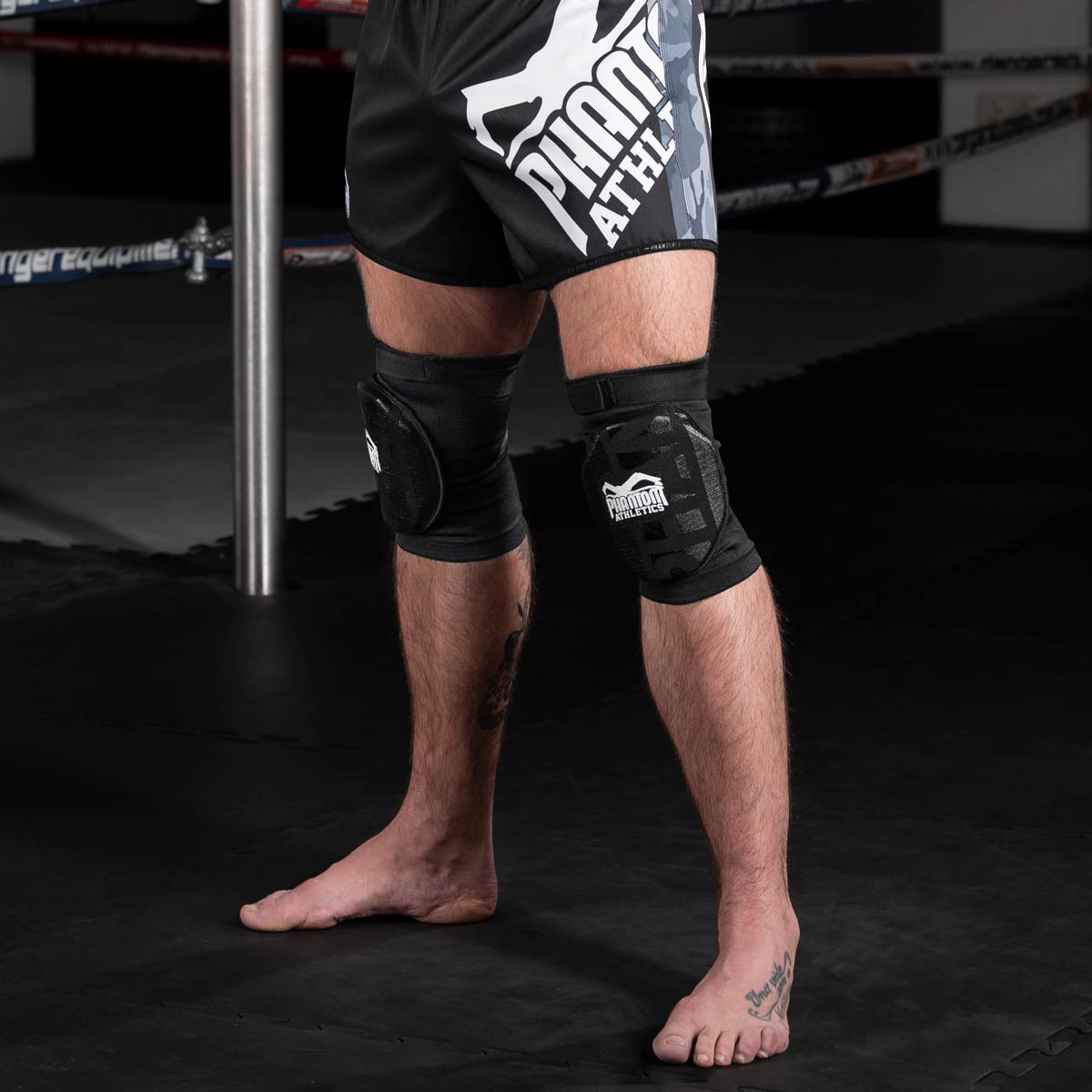 Phantom Athletics Kneeguards Apex Striking, entwickelt für Kampfsportarten wie MMA und Kickboxen. Bietet eine ideale Kombination aus Schutz und Flexibilität für maximale Performance im Training.