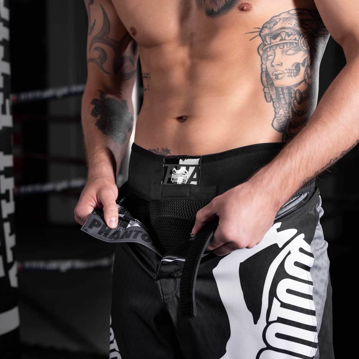Phantom Athletics Groinguard Apex Titan, perfekt für Boxen, MMA und Grappling. Leichtes Design kombiniert Schutz und Bewegungsfreiheit für maximale Performance.