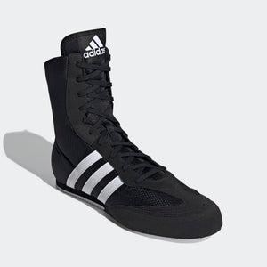 Adidas Box Hog 2 Boxschuhe in Schwarz – Leichtes Design für Boxer mit optimalem Grip auf Hallenböden. Die flexible Gummisohle sorgt für dynamische Bewegungen und ausgezeichnete Bodenhaftung.