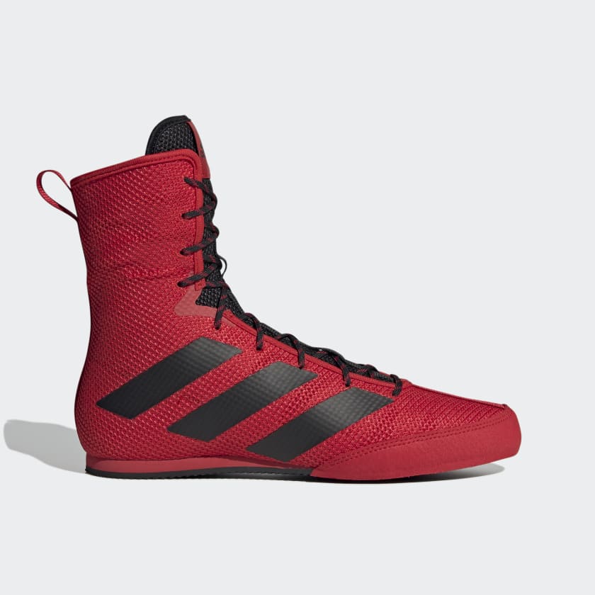 Adidas Box Hog 3 in Rot – Hochgeschnittener Boxschuh für zusätzlichen Knöchelschutz und Stabilität. Ideal für schnelle Richtungswechsel und sicheren Halt während intensiver Kämpfe.