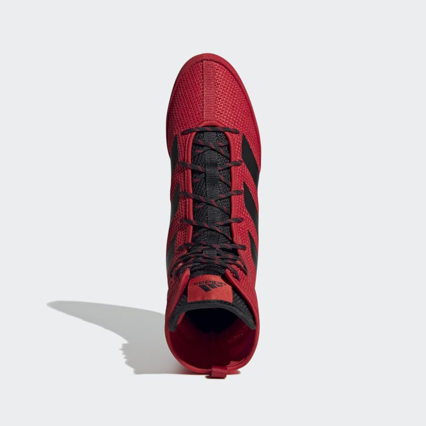 Adidas Box Hog 3 Rot – Rutschfeste Gummisohle für maximalen Grip auf allen Ringböden. Perfekt für präzise Fußarbeit und maximale Bodenhaftung im Wettkampf.