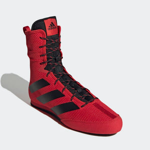 Adidas Box Hog 3 – Dynamischer roter Boxschuh für hohe Performance und Agilität im Ring. Bietet eine perfekte Kombination aus Stabilität und Flexibilität für optimale Bewegungsfreiheit.