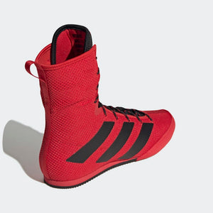 Adidas Box Hog 3 Rot – Leichter Boxschuh mit verstärkter Zwischensohle für zusätzlichen Halt. Entwickelt für Boxer, die sowohl Komfort als auch Stabilität in jeder Phase des Kampfes suchen.