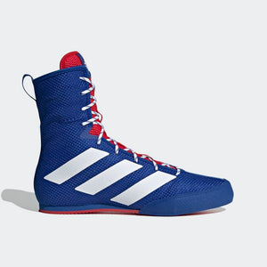 Adidas Box Hog 3 Blau/Silber – Leichter Boxschuh mit atmungsaktivem Mesh-Obermaterial für perfekte Belüftung. Entwickelt für Boxer, die schnelle und präzise Fußarbeit im Ring benötigen.