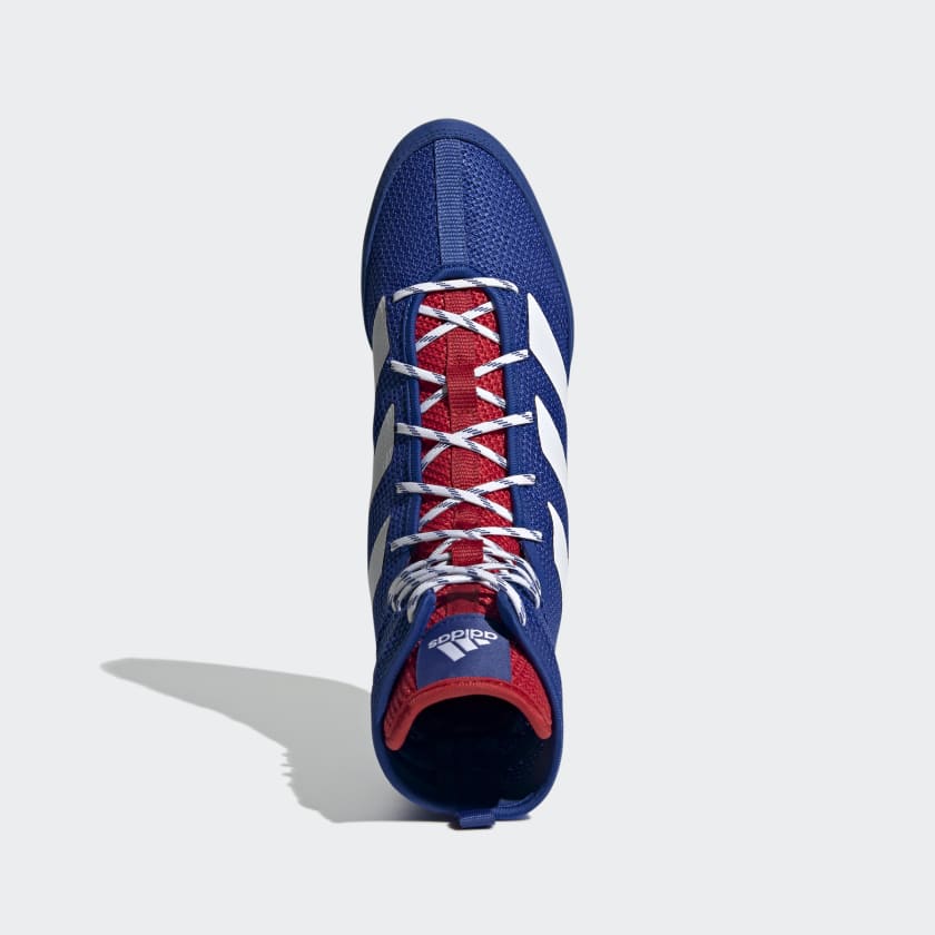 Adidas Box Hog 3 in Blau/Silber – Hochgeschnittener Boxschuh für stabilen Knöchelschutz und exzellenten Halt. Ideal für dynamische Bewegungen und optimale Unterstützung bei schnellen Richtungswechseln.