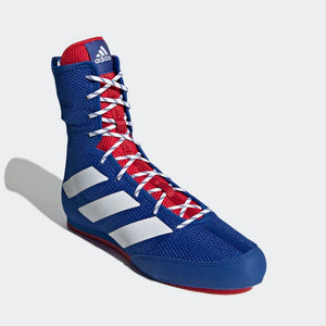 Blauer Adidas Box Hog 3 mit silbernen Details – Stylischer Boxschuh für höchste Performance im Wettkampf. Kombiniert moderne Optik mit funktionalen Eigenschaften wie Halt und Stabilität.
