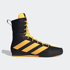 Adidas Box Hog 3 in Schwarz/Gold – Hochgeschnittenes Design für stabilen Knöchelschutz und sicheren Halt. Perfekt für schnelle Richtungswechsel und dynamische Bewegungen während des Kampfes.