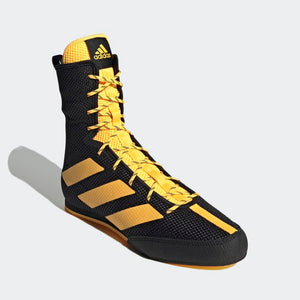 Adidas Box Hog 3 Schwarz/Gold – Leichter und flexibler Boxschuh mit verstärkter Zwischensohle für zusätzlichen Halt. Perfekt für Boxer, die Komfort und Stabilität während des Trainings und Wettkampfs suchen.