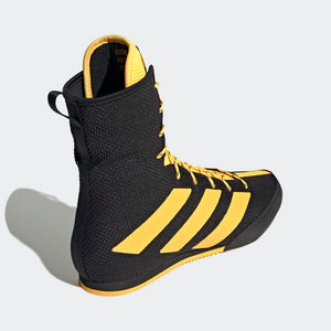 Adidas Box Hog 3 – Stylischer Boxschuh in Schwarz/Gold mit atmungsaktivem Design. Entwickelt, um deine Leistung im Ring auf das nächste Level zu bringen und für einen auffälligen Look zu sorgen.