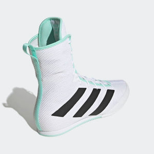 Adidas Box Hog 3 Weiß – Leichter Boxschuh mit verstärkter Zwischensohle für optimalen Halt und Stabilität. Ideal für Boxer, die Wert auf Komfort und Bewegungsfreiheit legen.