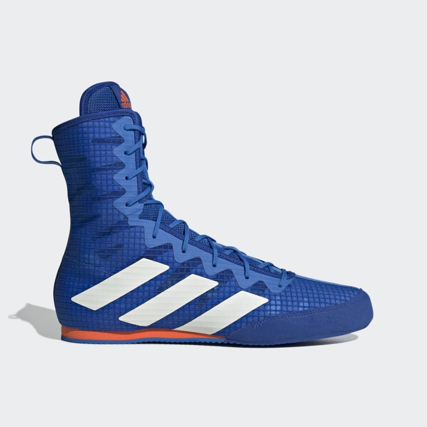 Adidas Box Hog 4 Blau/Silber – Leichter und atmungsaktiver Boxschuh für maximale Leistung im Ring. Entwickelt für Boxer, die auf Geschwindigkeit und Flexibilität setzen.
