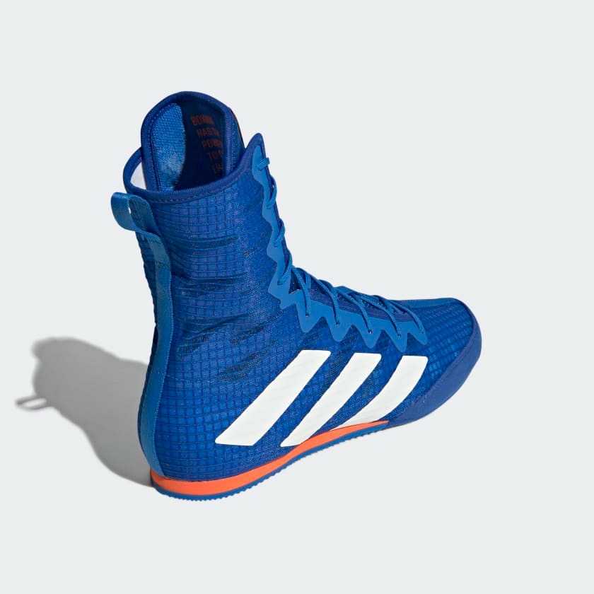 Adidas Box Hog 4 – Leichtes Mesh-Obermaterial in Blau/Silber für hervorragende Belüftung und Tragekomfort. Hält die Füße auch bei intensiven Kämpfen kühl und trocken.