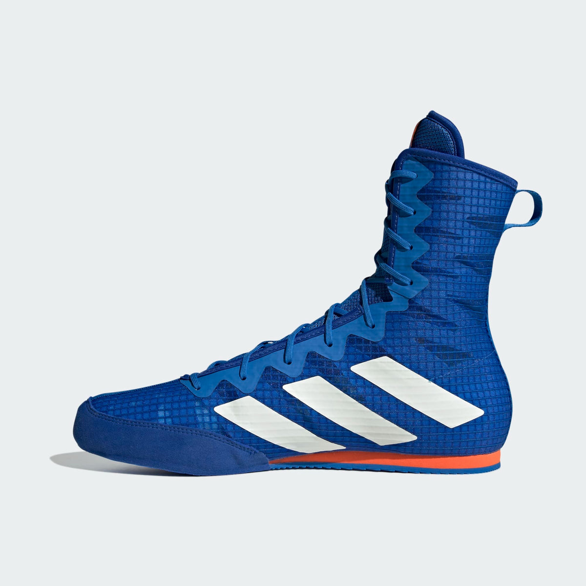 Adidas Box Hog 4 in Blau/Silber – Hochgeschnittenes Design für optimalen Knöchelschutz und Stabilität. Perfekt für schnelle Richtungswechsel und dynamische Fußarbeit im Wettkampf.