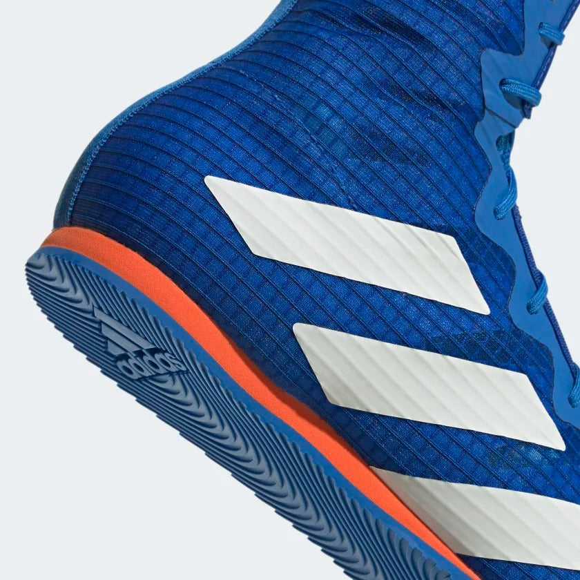 Blauer Adidas Box Hog 4 mit silbernen Akzenten – Eleganter Boxschuh für Stil und Leistung im Ring. Ideal für Boxer, die Wert auf Design und Funktionalität legen.