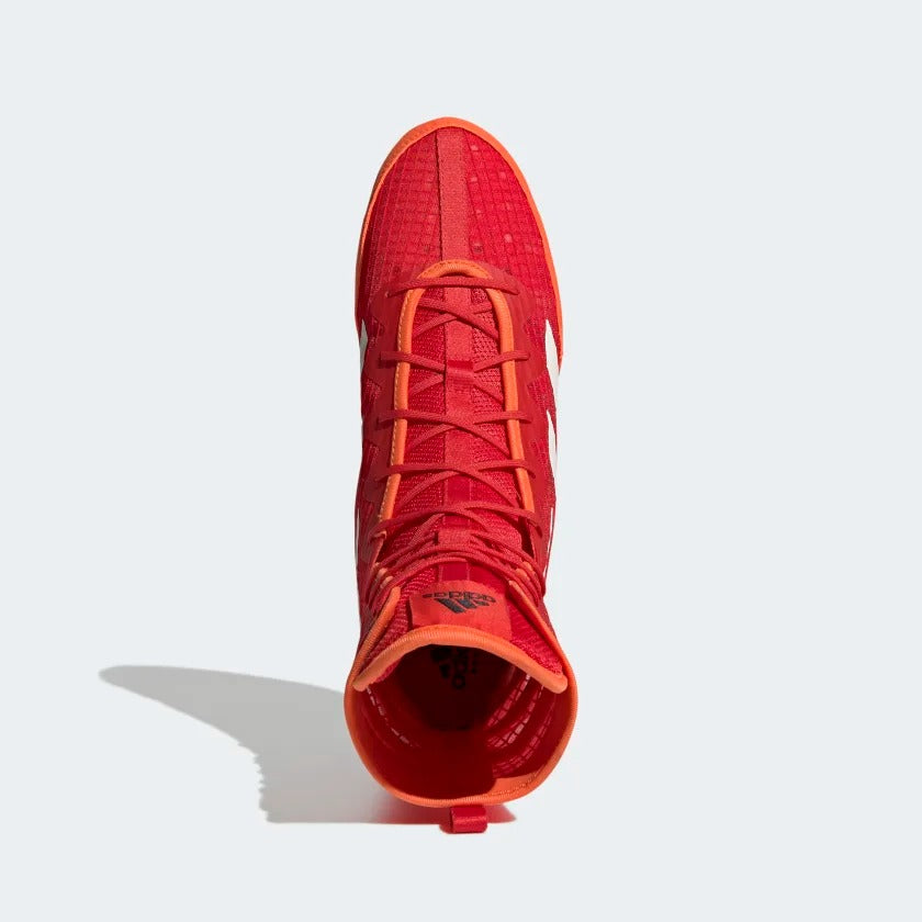 Adidas Box Hog 4 – Roter Boxschuh mit robuster Gummisohle für sicheren Halt und Dynamik im Ring. Sorgt für zuverlässigen Grip und optimale Traktion bei jeder Bewegung.