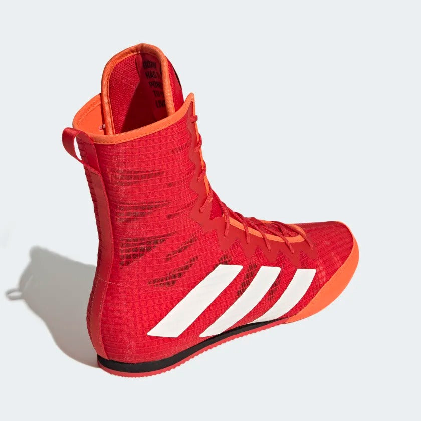 Adidas Box Hog 4 – Stylischer roter Boxschuh für maximale Leistung und Stabilität im Ring. Perfekt für Boxer, die Funktionalität und Design vereinen wollen.