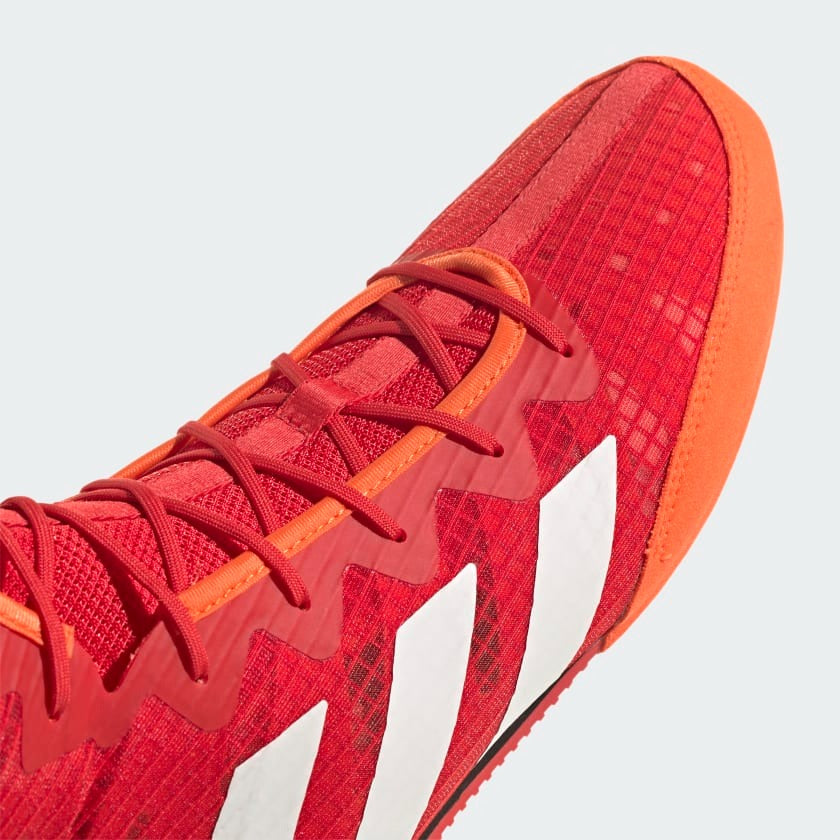 Adidas Box Hog 4 in Rot – Hochgeschnittener Boxschuh für zusätzlichen Knöchelschutz und Stabilität. Ideal für schnelle Richtungswechsel und sicheren Halt während des Wettkampfs.