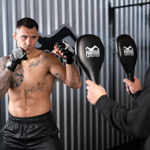 Die Phantom Boxing Paddles sind die idealen Schlagpratzen um Speed und Präzision zu trainieren. Egal ob MMA, Boxen, Kickboxen oder Muay Thai. Mit den Phantom Boxing Paddles bringst du dein Striking auf das nächste Level. Aleks Rakic aus der UFC beim Training.