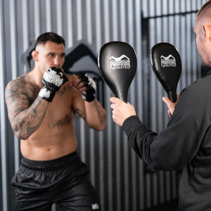 Die Phantom Boxing Paddles sind die idealen Schlagpratzen um Speed und Präzision zu trainieren. Egal ob MMA, Boxen, Kickboxen oder Muay Thai. Mit den Phantom Boxing Paddles bringst du dein Striking auf das nächste Level. UFC Star Aleks Rakic beim Training mit den Phantom Boxing Paddles.