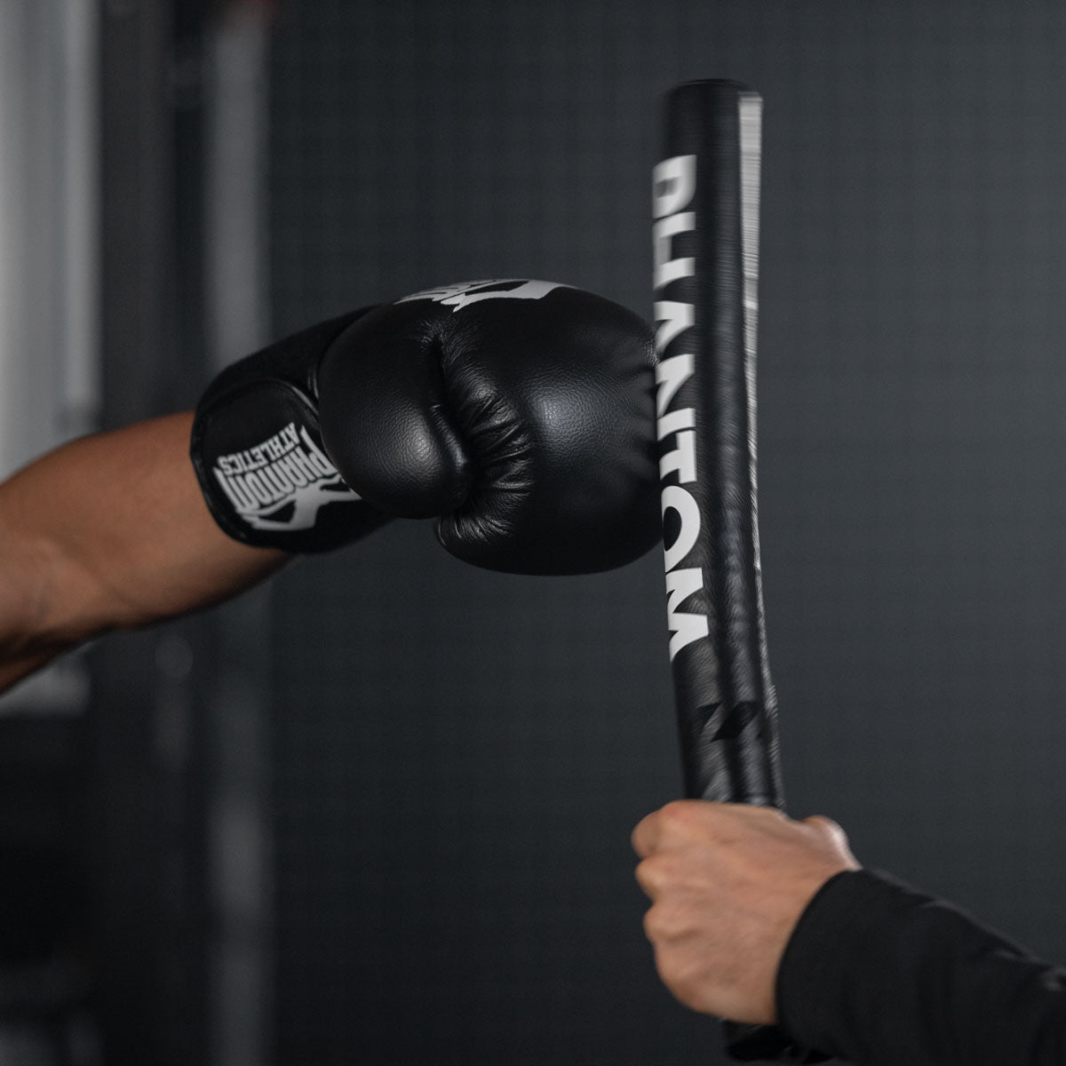 Die Phantom Boxing Sticks für Kampfsport Training sind aus halbfestem Material gefertigt so dass sie eine etwas elastische Dämpfwirkung haben.