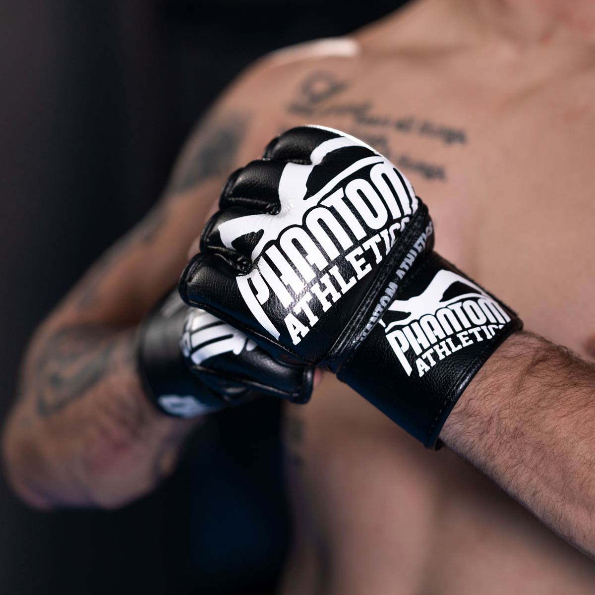 Ein langer Klettverschluss bei den Phantom Blackout MMA Handschuhen sorgt für einen super starken Halt des Handgelenks
