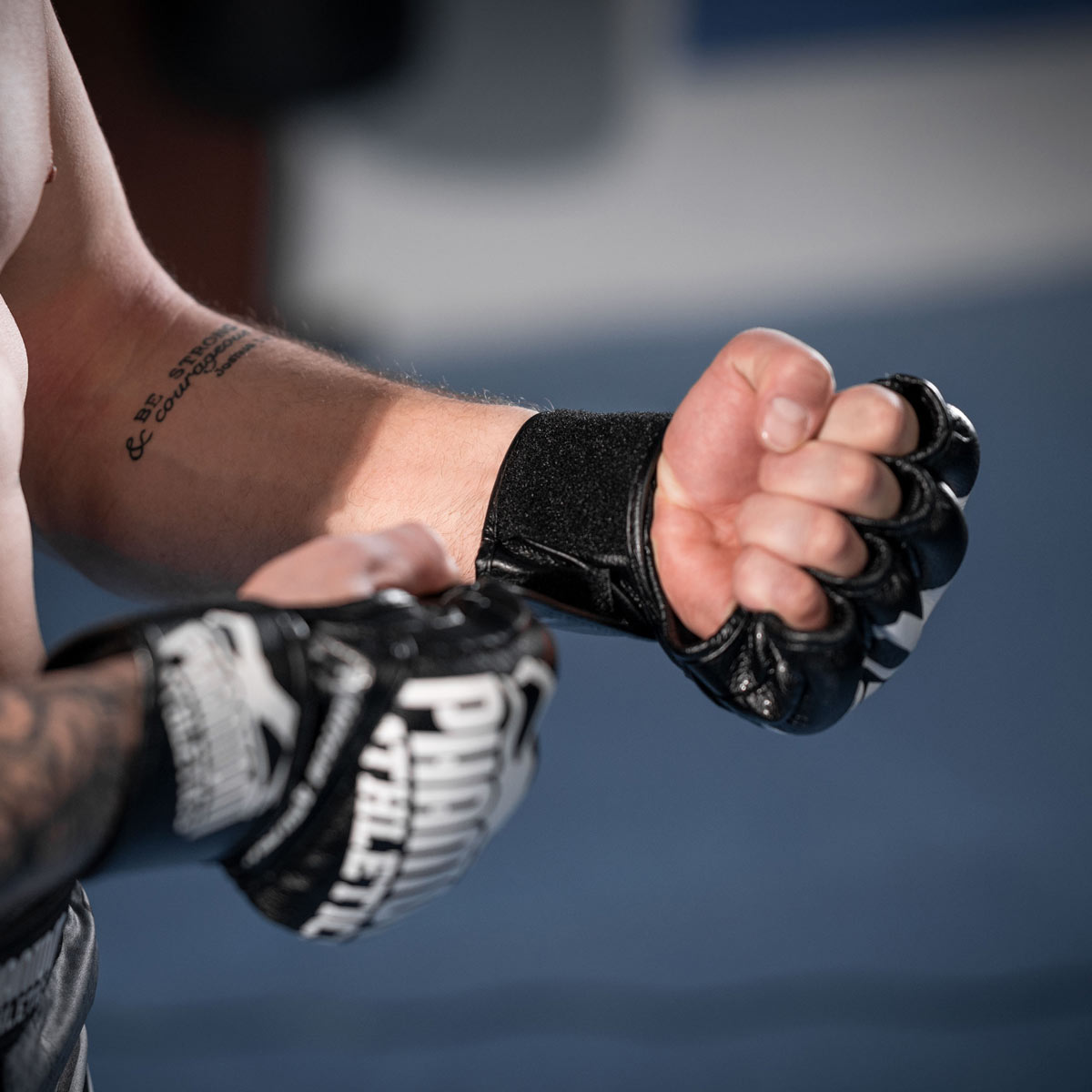 Die Phantom Blackout MMA Handschuhe lassen sich leicht schließen und sind von hervorragender Qualität.