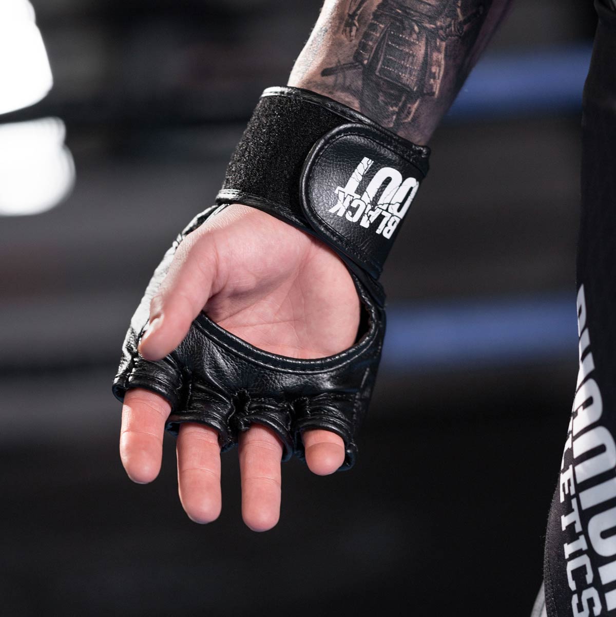 Die offene Handfläche der Phantom Blackout MMA Handschuhe ist perfekt für den Bodenkampf geeignet