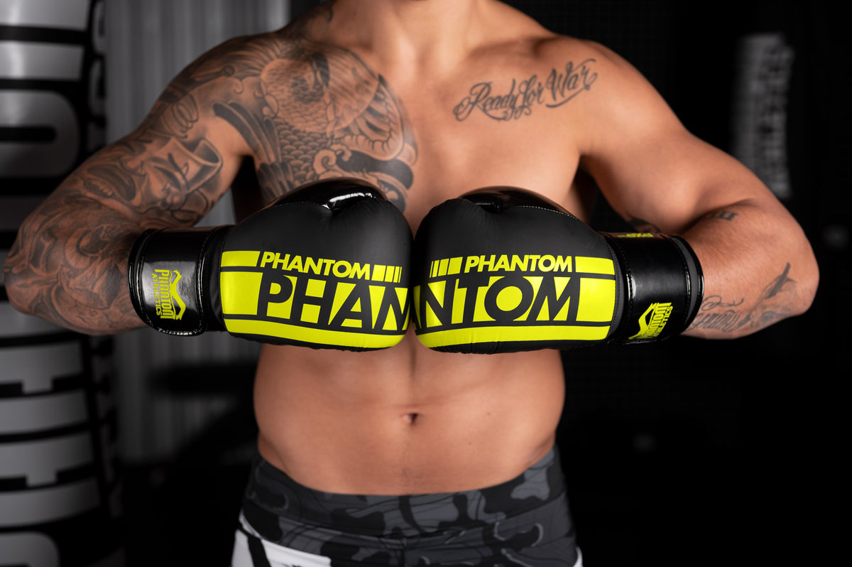 MMA Fighter Aleks Rakic beim Kampfsport Training mit den Phantom APEX Boxhandschuhen in neongelb