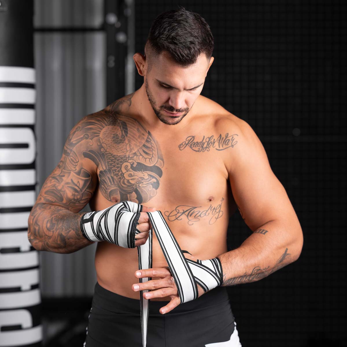 Phantom Boxbandagen für dein Kampfsporttraining.  Ideal für MMA, Muay Thai und Kickboxen. 450cm in den Farben Schwarz/Weiss. UFC Fighter Aleks Rakic trainiert mit diesen Bandagen. 
