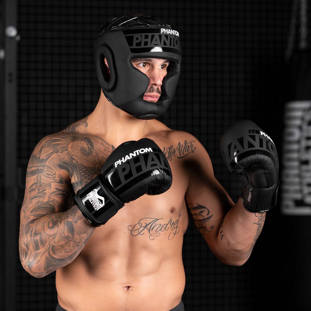 UFC Star Aleks Rakix mit dem Apex Kopfschutz und den Apex Boxhandschuhen von Phantom beim Kampfsport Sparring