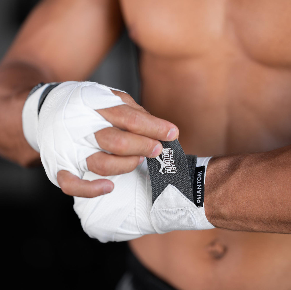 Die Phantom Impact Boxbandagen für dein Kampfsporttraining. 2 Sets Bandagen in 250 oder 400cm Länge. Ideal für MMA, Muay Thai oder Kickboxen. Aus halbelastischem Material mit hochwertigem Logo und Klettverschluss.