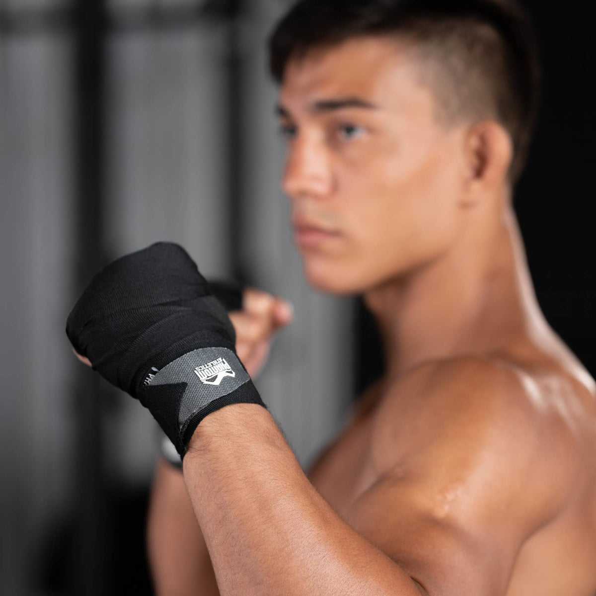 Die Phantom Impact Boxbandagen für dein Kampfsporttraining. 2 Sets Bandagen in 250 oder 400cm Länge. Ideal für MMA, Muay Thai oder Kickboxen. Aus halbelastischem Material mit hochwertigem Logo und Klettverschluss.