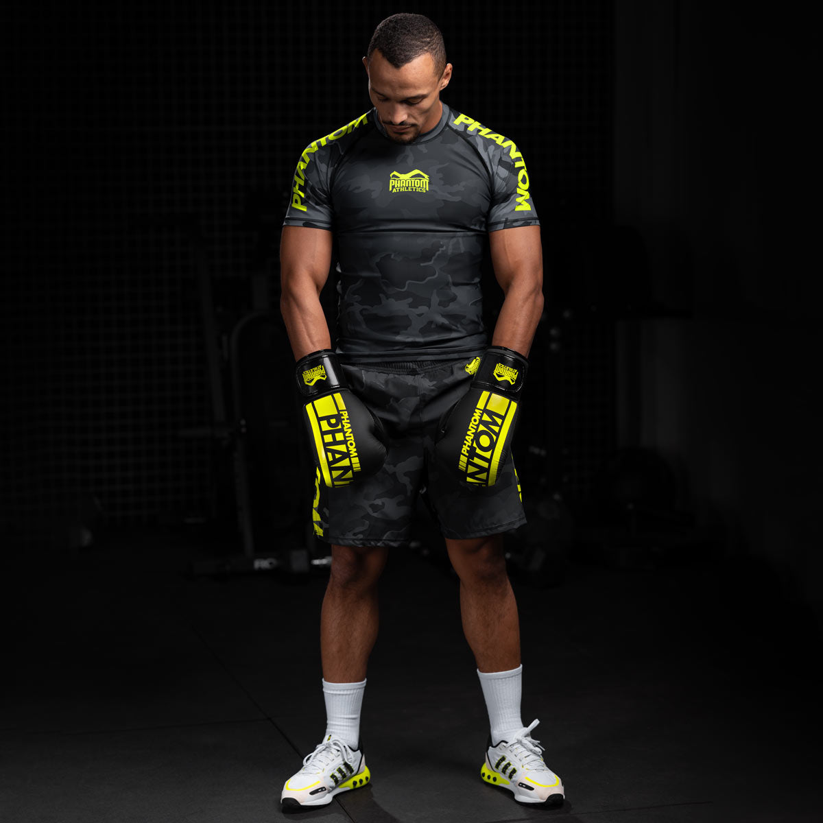 MMA Fighter Karan Mosebach mit der Neon gelben Kampfsportausrüstung von Phantom beim Fighttraining