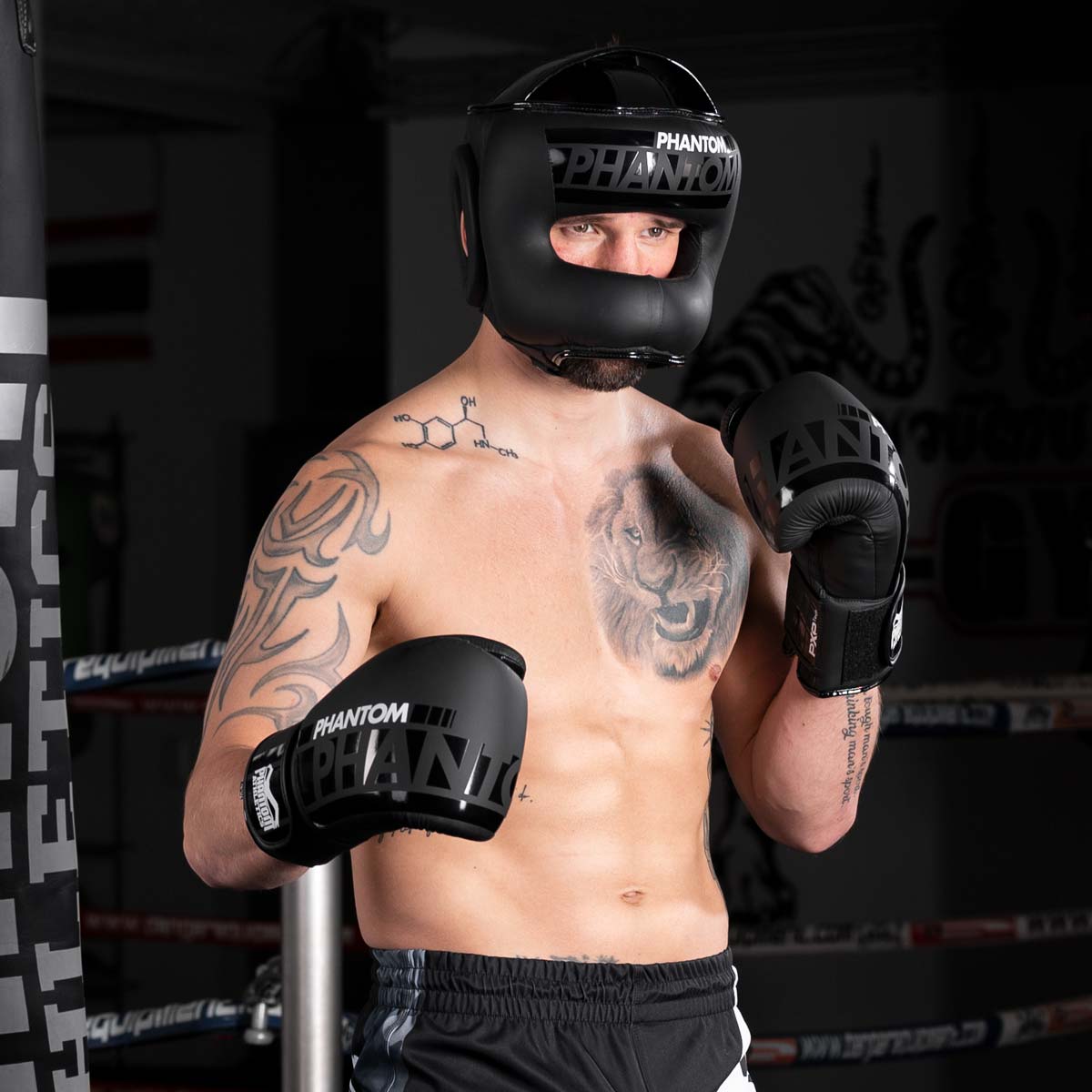 Muay Thai Fighter im Gym mit dem Phantom APEX Face Saver Kopfschutz für Kampfsport