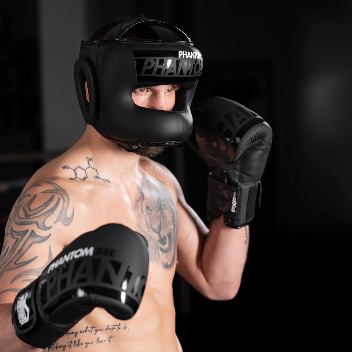 Muay Thai Profi im Kampfsport Sparring mit dem Phantom Apex Facesaver Kopfschutz und den Phantom Apex Boxhandschuhen