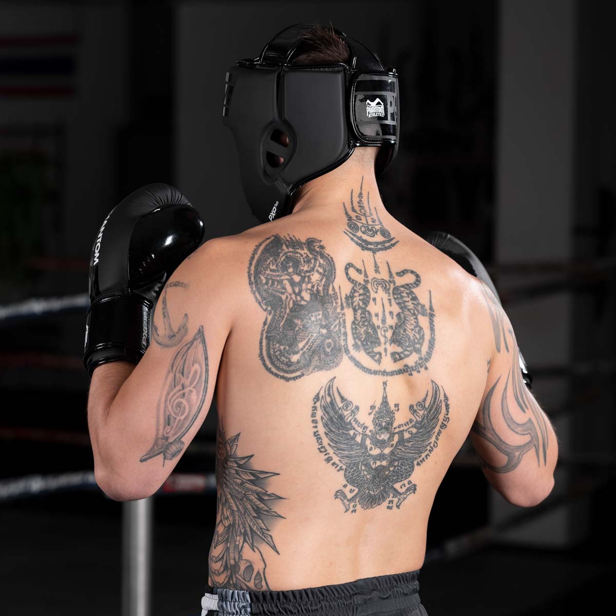 Muay Thai Profi mit dem Phantom Apex Open Face Kopfschutz im Fight Gym