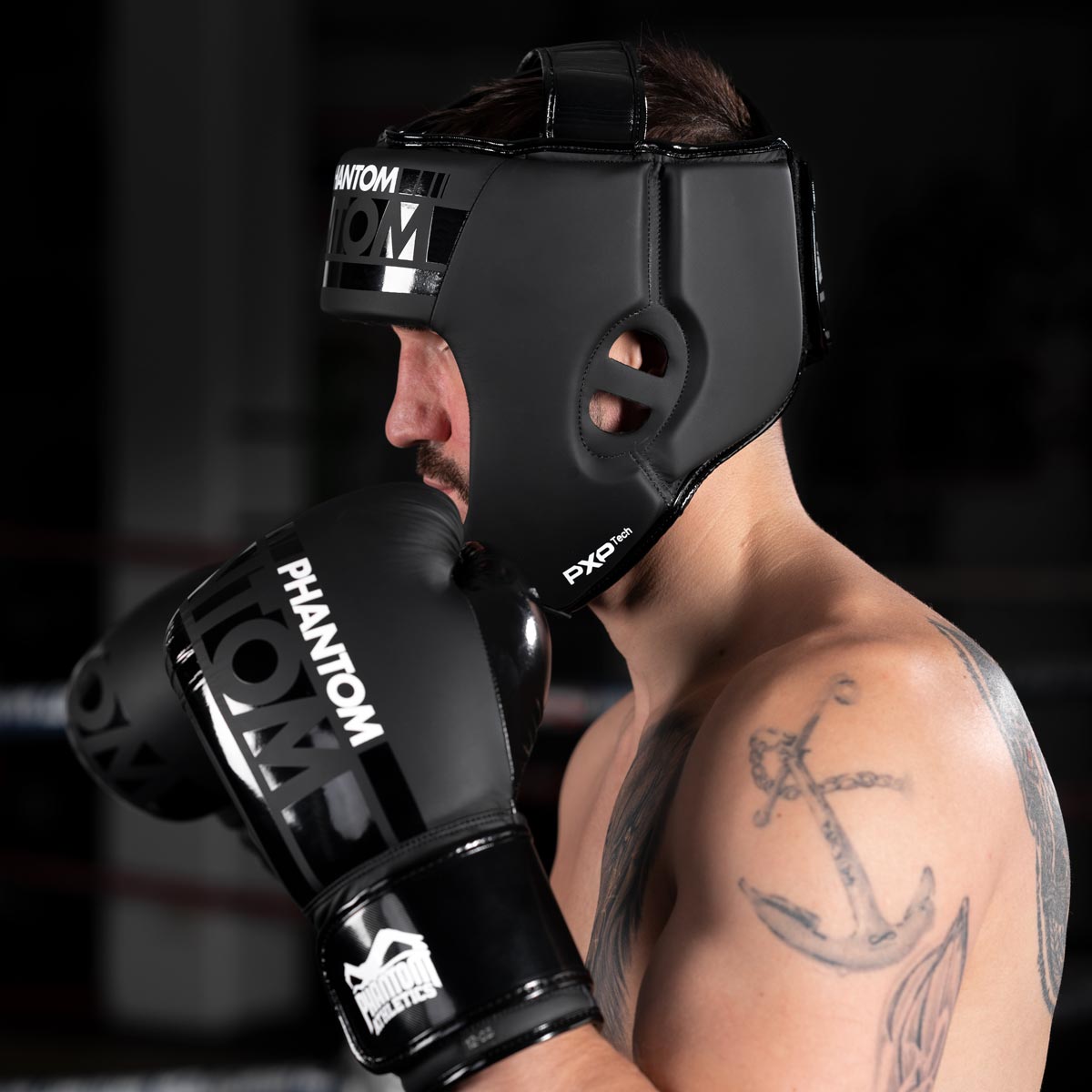 Der Phantom Kampfsport APEX Open Face Kopfschutz im Muay Thai Sparring