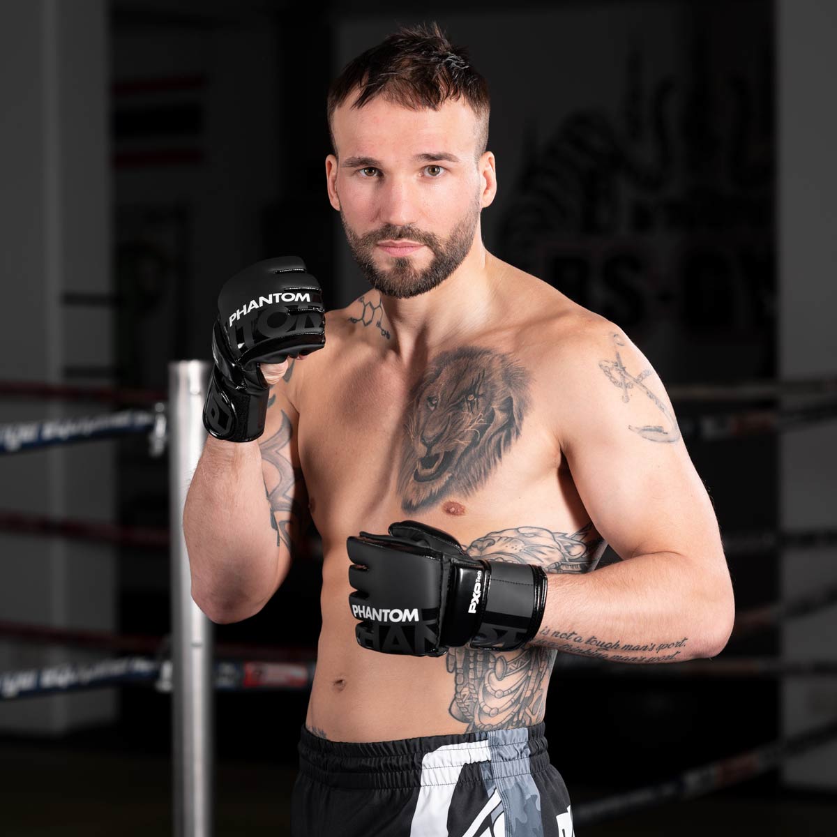 Kampfsport Profi mit den Phantom Apex Hybrid MMA Handschuhen im Gym