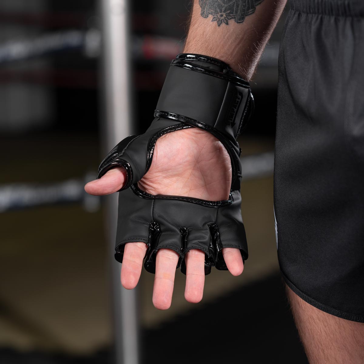 Die Phantom Apex Hybrid MMA Handschuhe mit einer offenen Handfläche für mehr Freiheit beim Bodenkampf