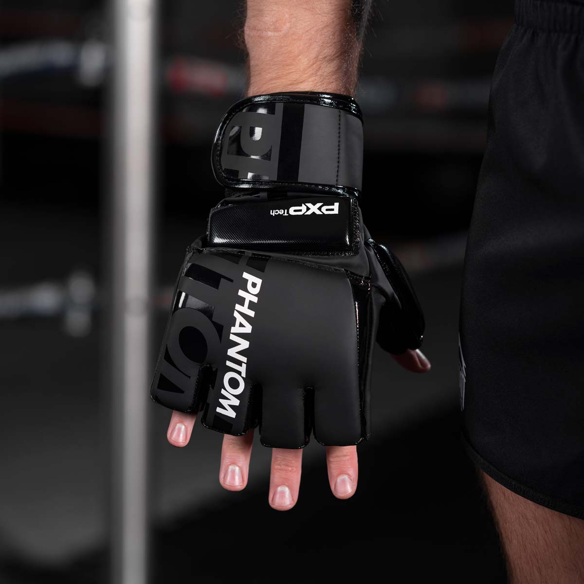 Die Phantom Apex Hybrid MMA Handschuhe verfügen über eine optimierte Passform für eine perfekten Schutz deiner Hände